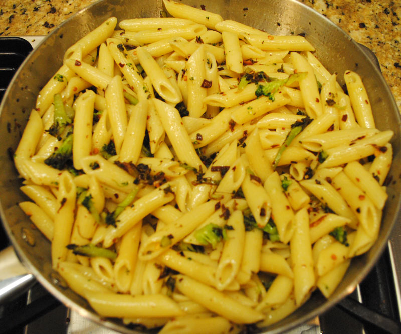 Spicy Penne with Broccoli and Garlic - Ingredient - Saute Pasta - Pasta Mix Well | Recipe Treasure | gator3130.temp.domains/~recipetr