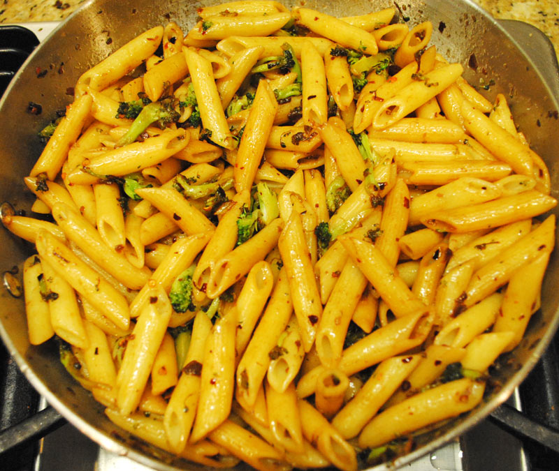 Spicy Penne with Broccoli and Garlic - Ingredient - Saute Pasta - Pasta Mix Well with Sauce | Recipe Treasure | gator3130.temp.domains/~recipetr